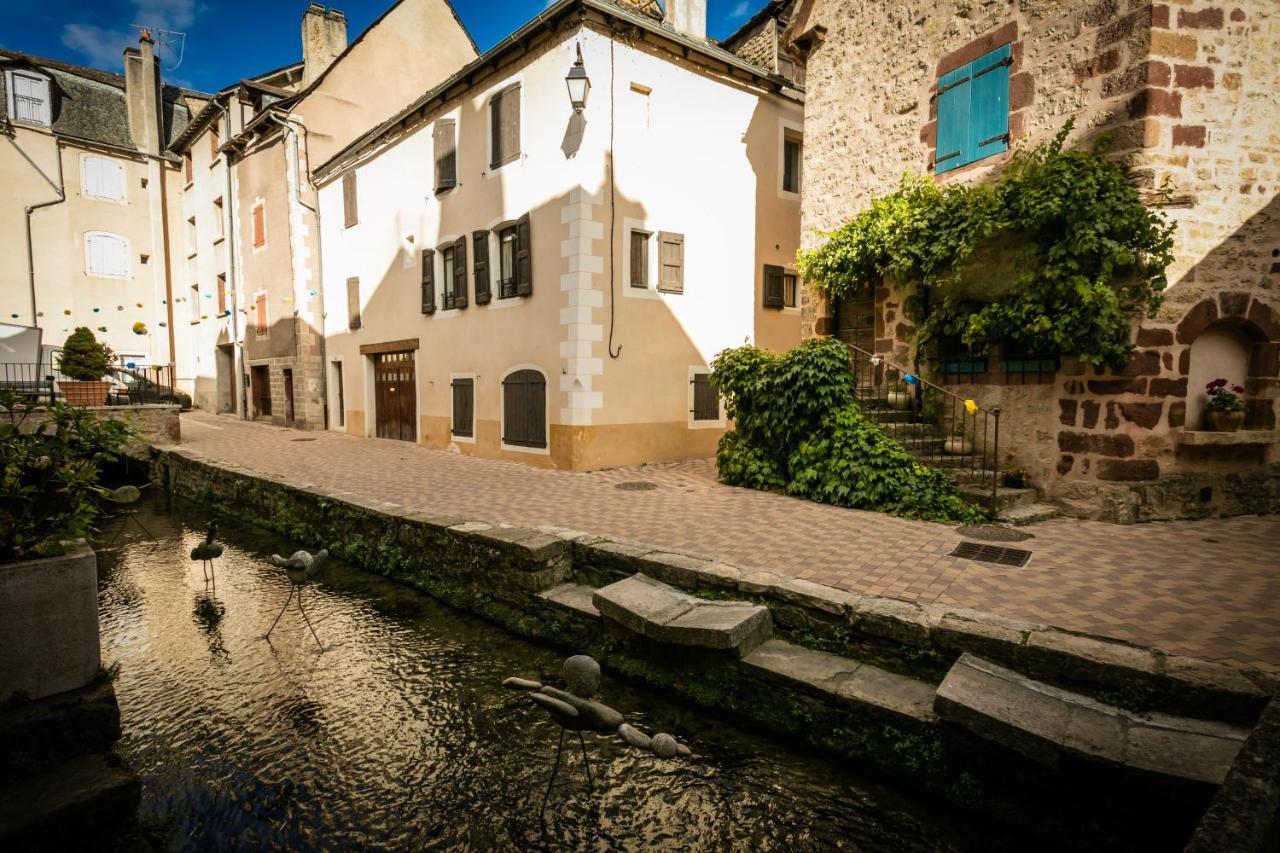 Logis Hotel Restaurant Du Commerce La Canourgue Exterior foto